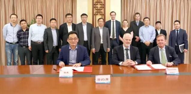 海装风电与瑞典客户签订英国某海域海上风电项目合作框架协议 发布日期:2016/4/15 海装风电与瑞典客户 签订英国某海域海上风电项目 合作框架协议 2016年4月12日,海装风电与瑞典客户在重庆总部签订了英国某海域海上风电项目合作框架协议。海装风电董事长杨本新、总经理孙建中,瑞典业主方公司CEO及项目公司董事长等双方有关人员参加了签字仪式。 双方合作项目位于英国某海域,该项目参与方均为海上风电领域全球领先的公司,具有极高的示范价值。双方表示,将以本次项目合作为契机,结合双方优势,将双方未来合作由该海域